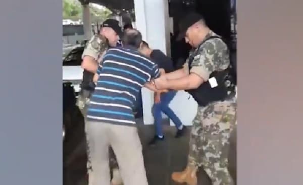 Video capta agresión de marino a ciudadano en zona del Puente de la Amistad
