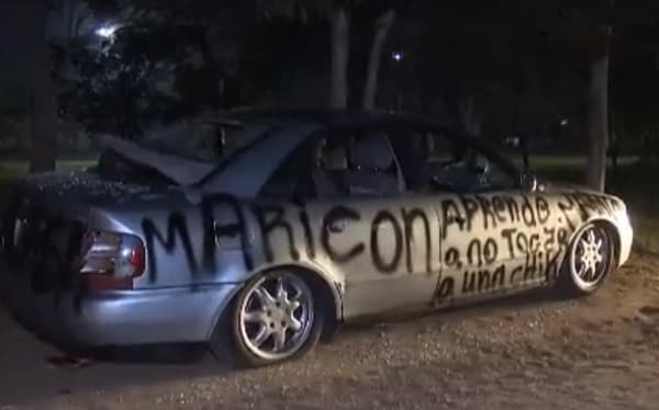 Auto sufre destrozos tras pelea de pareja