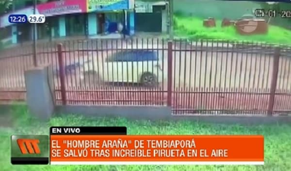 Motociclista trepa a auto al estilo Hombre Araña en choque