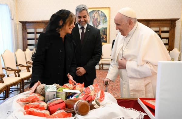 Abdo Benítez obsequia chipa, yerba y cocido al Papa Francisco