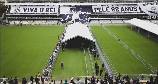 Despiden al rey Pelé en el estadio del Santos