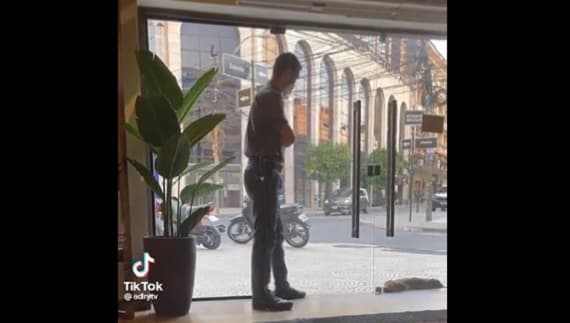 Graban a guardia de seguridad ayudando a perro en medio de intenso calor