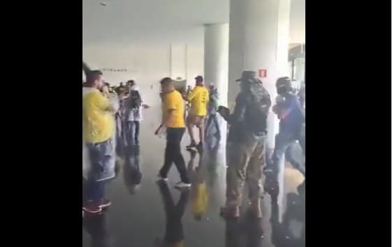 Bolsonaristas invaden sedes legislativas y exigen derrocamiento de Lula
