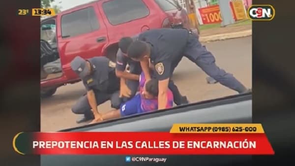 Policías reducen a la fuerza a conductor en Encarnación