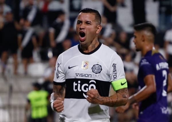 Olimpia golea a Tacuary y está cerca de la punta 