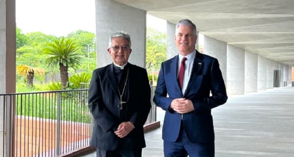 El embajador Marc Ostfield se reúne con el cardenal Adalberto Martínez