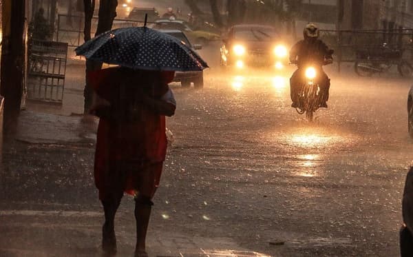 Anuncian jornada cálida y lluviosa 