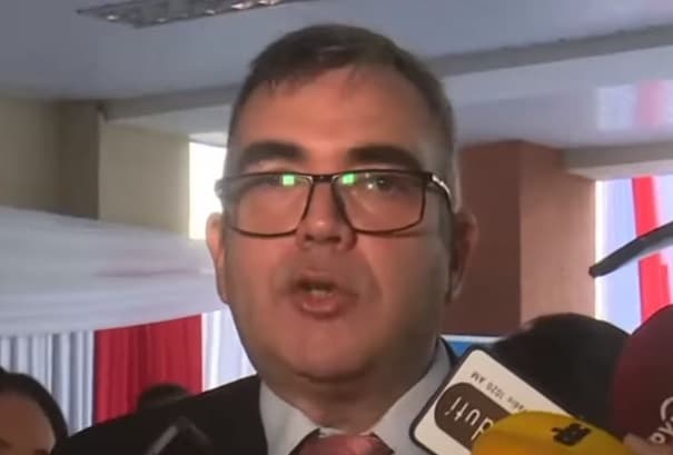 Ministro propone aumentar impuesto para destinar dinero a educación 