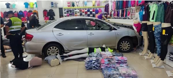 Conductor confunde freno con acelerador y atropella una tienda en Encarnación