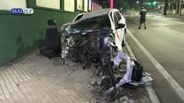 Bólido choca y queda desecho, pero no deja lesionados de consideración