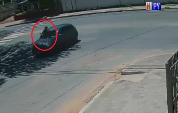 Motociclista muere al chocar contra auto que giró a la izquierda