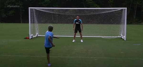 Gatito se vio conmovido por historia de niño y le regala botines