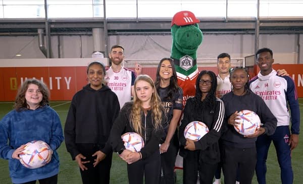 Estrellas del Arsenal participan de acción a favor del reciclaje 