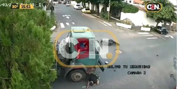 Motociclista termina debajo de camión tras choque