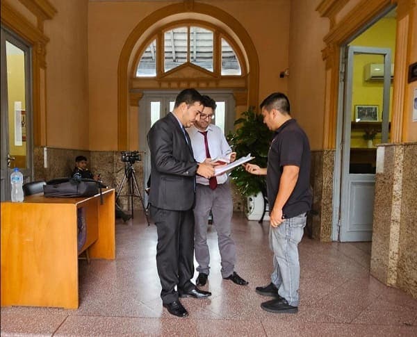 Detienen a jefe aduanero y subcomisario por denuncia de esquema de coimas 