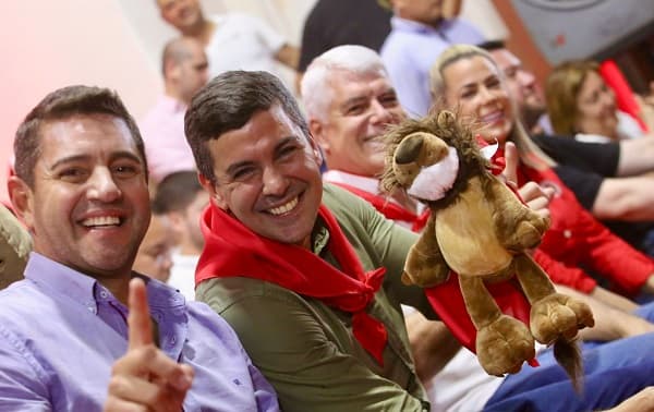 Peña promete más dinero y menos trabajo a médicos y funcionarios