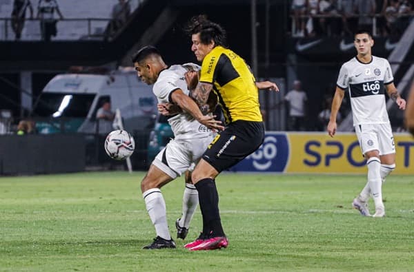 Guaraní somete a Olimpia a domicilio con un hombre menos 