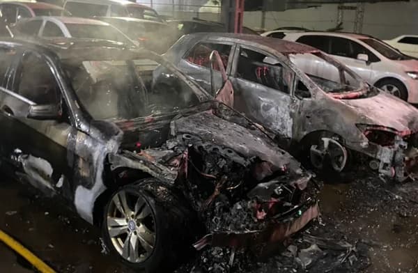 Dos autos se incendian en una playa de vehículos en el Este