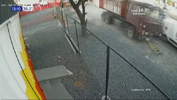 Conductor evita choque masivo tras perder frenos