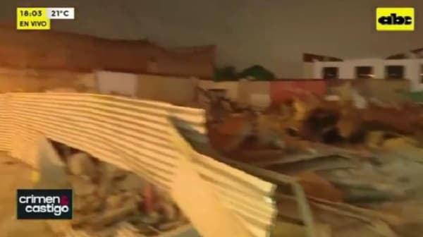 Cae estructura y afecta a vehículos en zona de avenida Eusebio Ayala