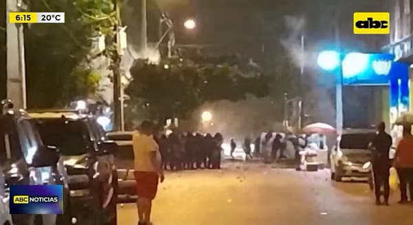 Policía resulta herido en arremetida de hinchas luqueños