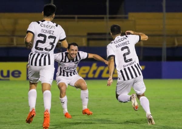 Libertad gana y sigue cómodo en la punta