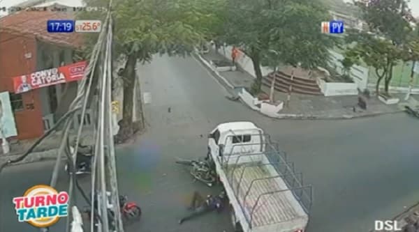 Camión avanza en transitada intersección y provoca caída de dos motociclistas