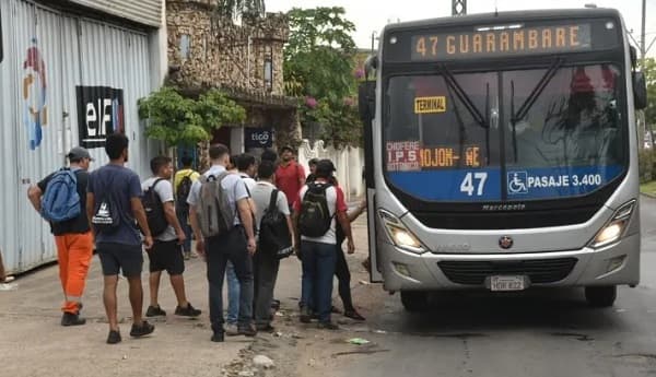 Transportistas analizan ir a paro por deuda del Estado