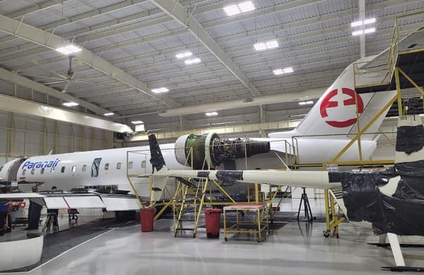 Profesionales paraguayos ponen a punto avión de aerolínea local 