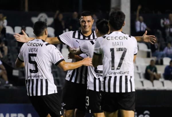 Libertad golea y sigue firme en la punta 