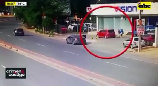 Divulgan imágenes de asalto en la entrada de banco