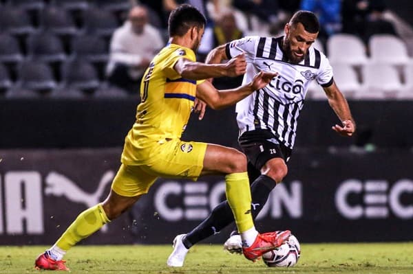 Libertad gana y asegura la ventaja en la punta