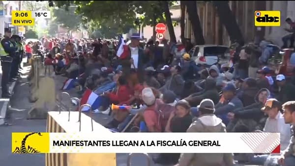 Manifestantes marchan hasta la Fiscalía General