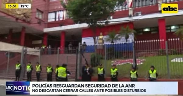 Policías resguardan sedes de la ANR y TSJE tras incidentes en manifestación