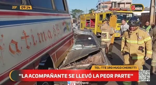 Auto impacta contra bus y deja una herida de gravedad sobre Acceso Sur