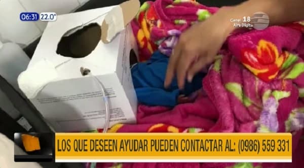 Improvisan incubadora con caja de cartón para trasladar a un bebé desde Choré