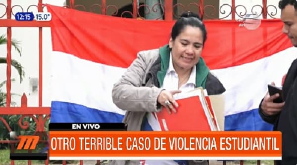 Madre se encadena frente a colegio por hechos de violencia entre estudiantes