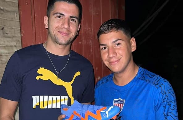 Mateo Gamarra regala botines a humilde jugador de Benjamín Aceval