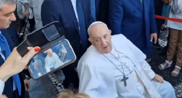 El papa Francisco recibe el alta tras operación en Roma