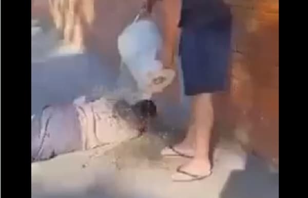 Derrama agua helada a un indigente que dormía en su vereda y causa indignación