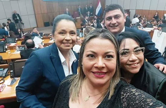 Senadora de Cruzada sufre agresión y escrache