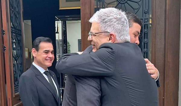 Con un efusivo abrazo, Peña recibió al embajador Ostfield en su residencia