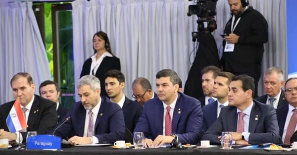 Mario Abdo participa de su última Cumbre del Mercosur junto con Santiago Peña