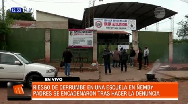 Padres se encadenan frente a una escuela y denuncian riesgo de derrumbe