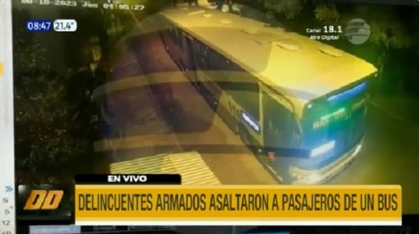 Delincuentes armados asaltan a pasajeros en el interior de un ómnibus en Itauguá