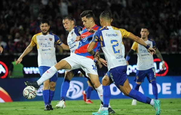 Cerro Porteño y Luqueño se enfrentan por puntos vitales en Villa Alegre