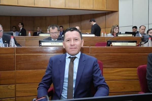 Senador Vera se disculpa por tercera vez tras escándalo y es salvado por el Senado