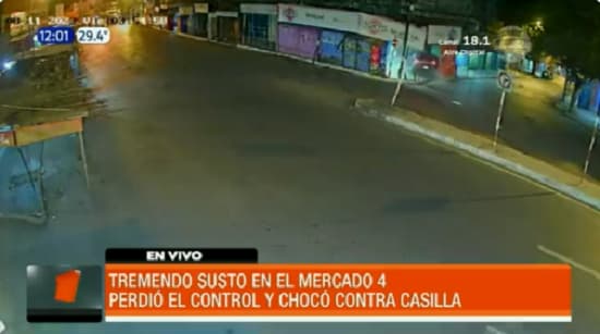 Vehículo choca contra casilla de Mercado 4 y conductor huye a pie