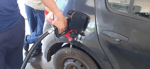 Emblemas privados de combustible enfrentan presión para reducir precios