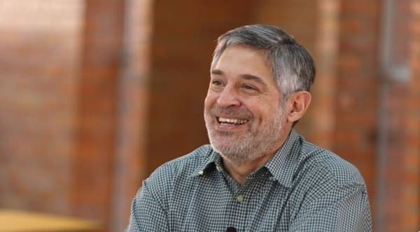 MEC licita uniformes mientras escuelas carecen de infraestructura